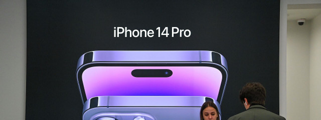 Продажи iPhone упали из-за неудобства их использования, считает эксперт